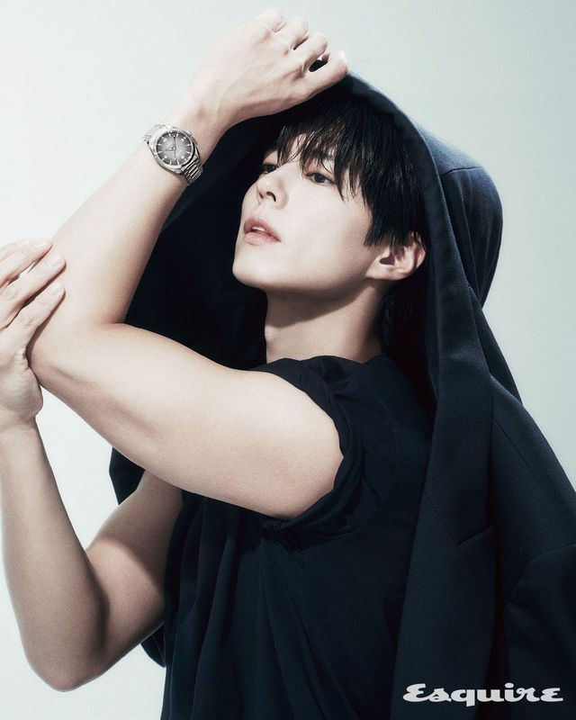 38mm 스틸 케이스에 그레이 그러데이션 다이얼을 매치한 씨마스터 레일마스터 오메가. 재킷 렉토. 티셔츠 아워레가시. 