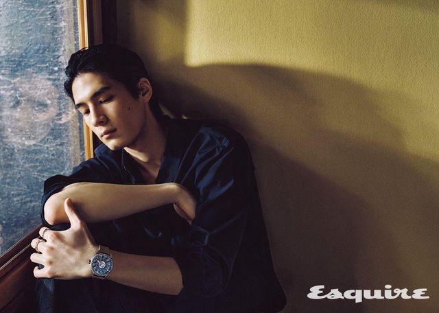 플라잉 투르비용과 스핀 타임 에어 디스플레이가 돋보이는 땅부르 타이코 스핀 타임 에어 플라잉 투르비용 워치, 화이트 골드 르 다미에 드 루이 비통 링, 옐로 골드 르 다미에 드 루이 비통 링, 셔츠, 팬츠 모두 루이 비통.