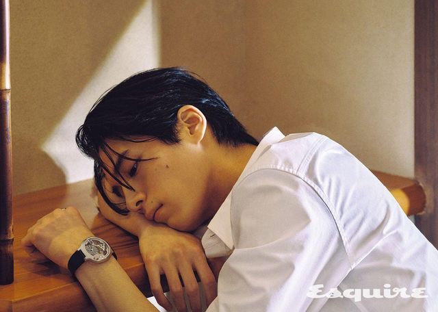 41mm 플래티넘 케이스에 메탈라이즈드 사파이어 다이얼을 매치한 보야제 플라잉 투르비용 워치, 셔츠 모두 루이 비통.