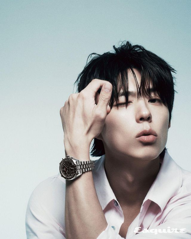 43mm 스틸 케이스에 오메가 컬럼-휠과 코-액시얼 이스케이프먼트가 장착된 오토매틱 칼리버 9914를 탑재했다. 블랙 메테오라이트 다이얼로 완성한 스피드마스터 문페이즈 오메가. 셔츠 노이스.