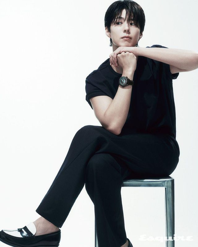 GMT 월드 타이머 기능을 갖춘 오토매틱 칼리버 8938이 탑재됐다. 45.5mm 블랙 세라믹 케이스에 러버 스트랩을 매치한 씨마스터 플래닛 오션 600M 오메가. 티셔츠 아워레가시. 팬츠 렉토. 슈즈 하루타.