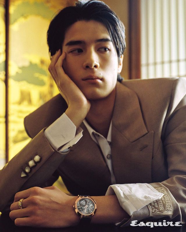 42mm 핑크 골드 케이스의 보야제 미니트 리피터 플라잉 투르비용 워치, 옐로 골드 르 다미에 드 루이 비통 링, 재킷, 셔츠 모두 루이 비통.