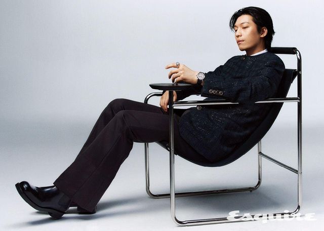 39mm 플래티넘 케이스에 메테오라이트 다이얼을 매치한 에스칼 워치, 화이트 골드 레 가스통 비통 시그넷 링, 재킷, 셔츠, 팬츠, 부츠 모두 루이 비통.