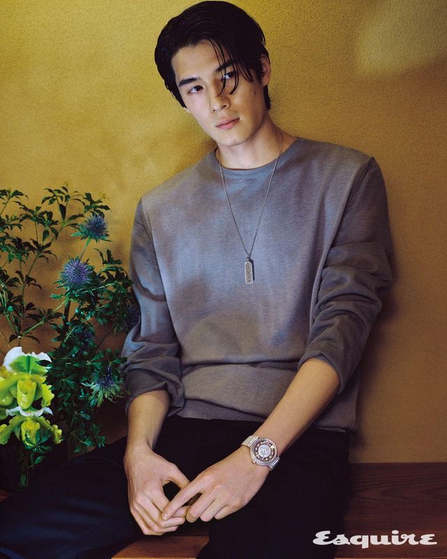 42.5mm 화이트 골드 케이스에 LV88 칼리버를 장착한 땅부르 스핀 타임 에어 워치, 화이트 골드 레 가스통 비통 라지 태그 펜던트, 스웨터, 팬츠 모두 루이 비통.