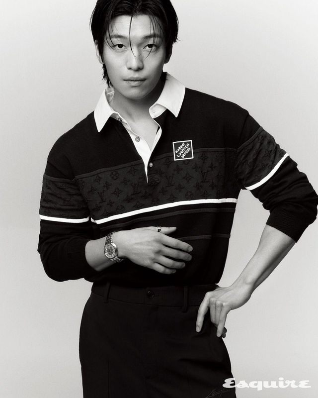 40mm 스틸 케이스와 일체형 브레이슬릿의 땅부르 워치, 화이트 골드 앙프렝뜨 링, 폴로셔츠, 팬츠 모두 루이 비통.