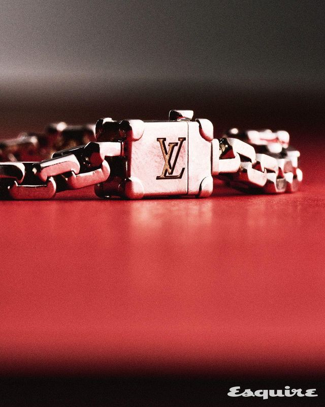 루이 비통 트렁크에서 모티브를 따온 레 가스통 비통 트렁크 브레이슬릿 루이 비통.