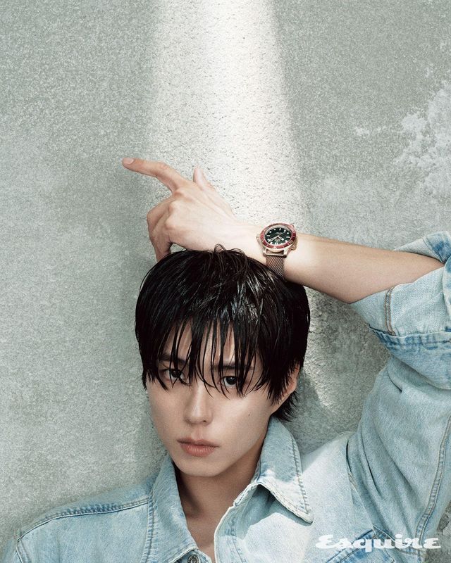 42mm 브론즈 골드 케이스와 브레이슬릿에 버건디 베젤을 매치했다. 오토매틱 칼리버 8806을 탑재한 씨마스터 다이버 300M 오메가. 데님 셔츠 세비지.