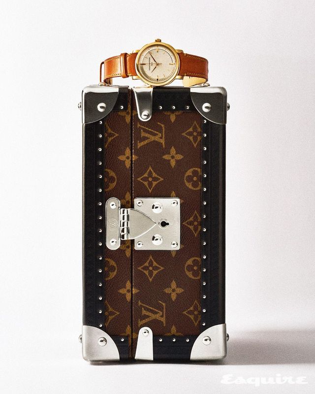 루이 비통 트렁크 디테일에서 영감을 받은 39mm 로즈 골드 케이스의 에스칼 워치, 모노그램 워치 트렁크 모두 루이 비통.