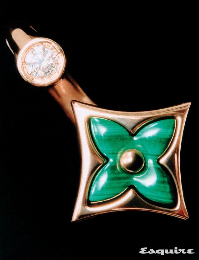 핑크 골드에 말라카이트와 다이아몬드를 세팅한 컬러 블라썸 미니 스타 링 루이 비통. 