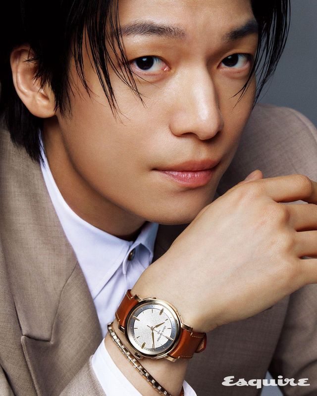 39mm 로즈 골드 케이스와 실버 다이얼의 에스칼 워치, 옐로 골드에 다이아몬드를 세팅한 르 다미에 드 루이 비통 브레이슬릿, 재킷, 셔츠, 모두 루이 비통.