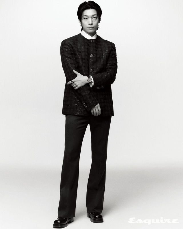 39mm 플래티넘 케이스에 메테오라이트 다이얼을 매치한 에스칼 워치, 화이트 골드 레 가스통 비통 시그넷 링, 재킷, 셔츠, 팬츠, 부츠 모두 루이 비통.