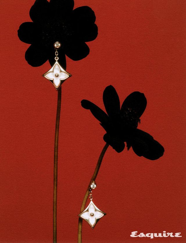 핑크 골드에 핑크 자개와 다이아몬드를 세팅한 컬러 블라썸 BB 스타 이어 스터드 루이 비통. 