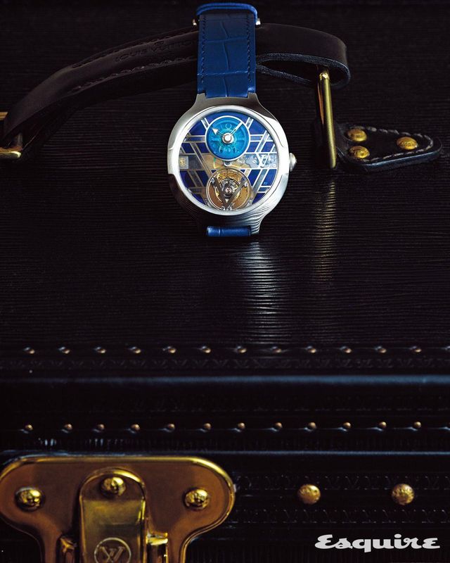 41mm 케이스와 섬세한 핸드메이드 플리크-아-주르 에나멜 다이얼, LV104 칼리버를 조합한 보야제 플라잉 투르비용 플리크-아-주르 워치 루이 비통.