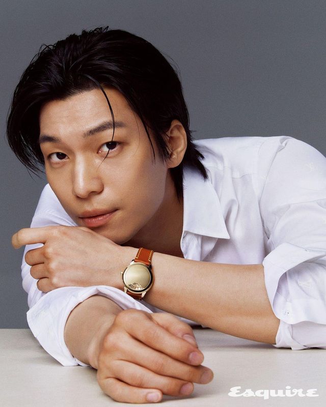 37mm 핑크 골드 케이스의 땅부르 컨버전스 워치, 셔츠 모두 루이 비통.