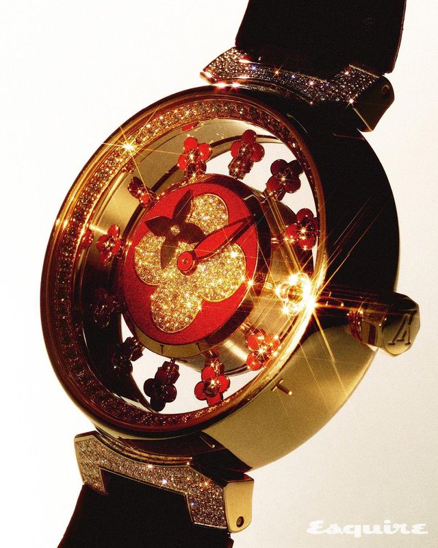 비비엔과 스핀 타임 디스플레이를 결합한 설계가 인상적이다. 42.5mm 핑크 골드 케이스에 1.69캐럿 브릴리언트 컷 다이아몬드를 세팅한 땅부르 스핀 타임 에어 비비엔 워치 루이 비통.