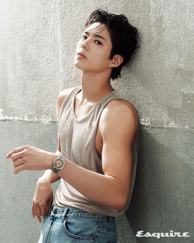 38mm 스틸 케이스에 코-액시얼 이스케이프먼트가 장착된 8806 칼리버를 탑재했다. 브라운 그러데이션 다이얼로 우아함을 강조한 씨마스터 레일마스터 오메가. 슬리브리스 톱 아미. 데님 팬츠 노이스.