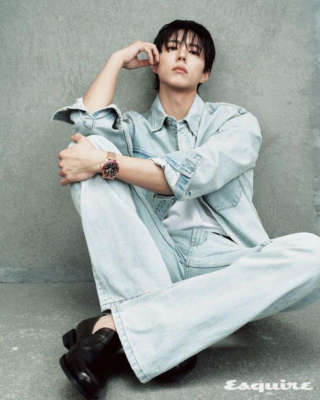 42mm 브론즈 골드 케이스와 브레이슬릿에 버건디 베젤을 매치했다. 오토매틱 칼리버 8806을 탑재한 씨마스터 다이버 300M 오메가. 데님 셔츠, 데님 팬츠 모두 세비지. 슈즈 그린도어 by 유니페어. 톱 스타일리스트 소장품. 