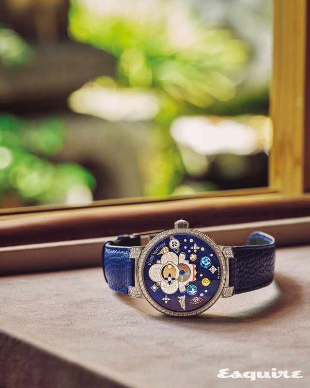 다이아몬드가 세팅된 38mm 화이트 골드 케이스에 아벤투린 다이얼을 매치한 땅부르 슬림 비비엔 점핑 아워 아스트로넛 워치 루이 비통.