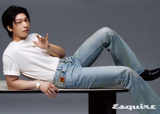 40mm 옐로 골드 케이스와 일체형 브레이슬릿의 땅부르 워치, 옐로 골드 레 가스통 비통 라지 태그 펜던트, 티셔츠, 데님 팬츠 모두 루이 비통.