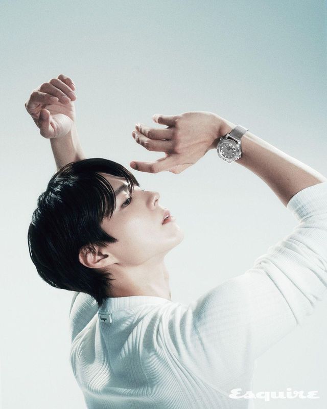 42mm 스틸 케이스에 마스터 크로노미터 인증의 오토매틱 칼리버 8806을 탑재한 씨마스터 다이버 300M 오메가. 니트 톱 스타일리스트 소장품. 