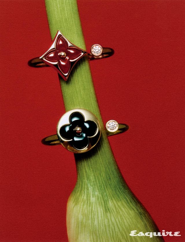 핑크 골드에 카닐리언과 다이아몬드를 세팅한 컬러 블라썸 미니 스타 링, 옐로 골드에 오닉스와 다이아몬드를 세팅한 컬러 블라썸 미니 썬 링 모두 루이 비통.