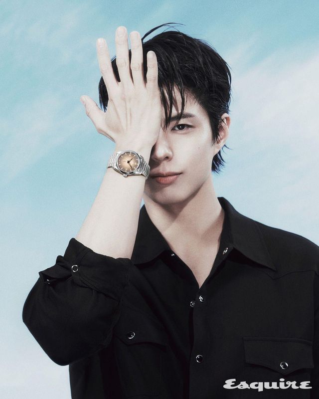 38mm 스틸 케이스에 코-액시얼 이스케이프먼트가 장착된 8806 칼리버를 탑재했다. 브라운 그러데이션 다이얼로 우아함을 강조한 씨마스터 레일마스터 오메가. 셔츠 세비지. 