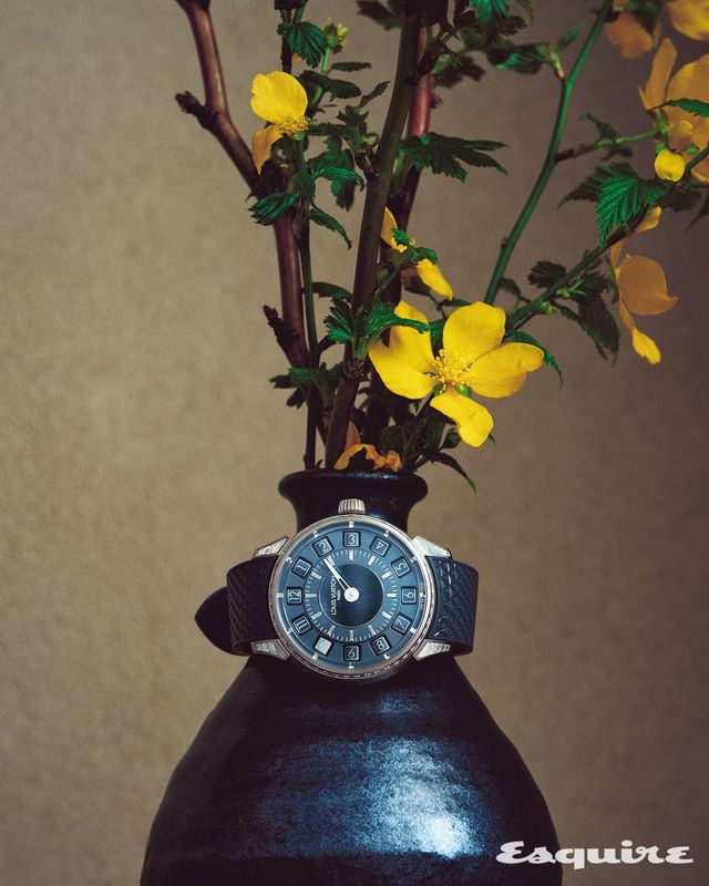 39.5mm 화이트 골드 케이스에 다이아몬드를 세팅한 땅부르 타이코 스핀 타임 워치 루이 비통.