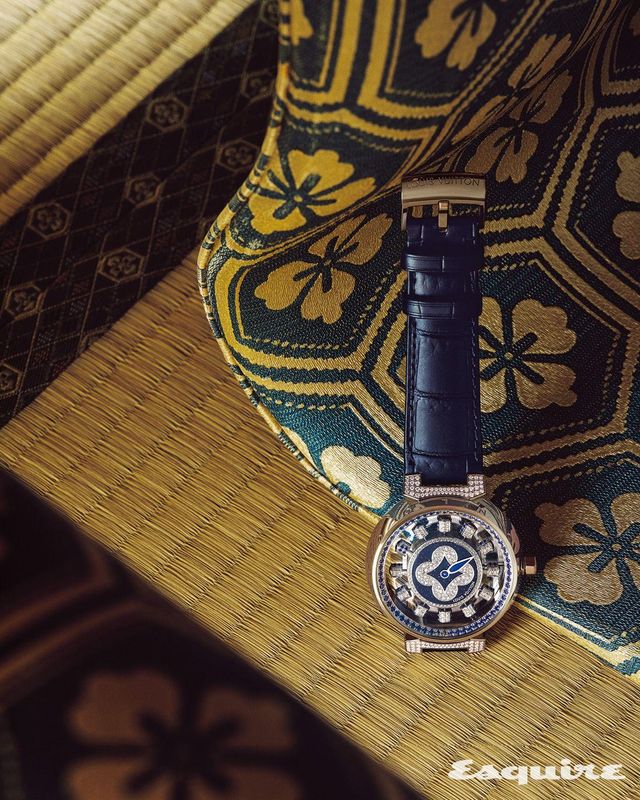 42.5mm 화이트 골드 케이스에 블루 아벤투린 다이얼을 매치한 땅부르 스핀 타임 에어 워치 루이 비통.