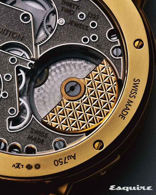 오픈 케이스백으로 정교한 무브먼트의 세공과 로즈 골드 마이크로 로터를 드러냈다. 오토매틱 칼리버 LFT023을 탑재한 에스칼 워치 루이 비통.