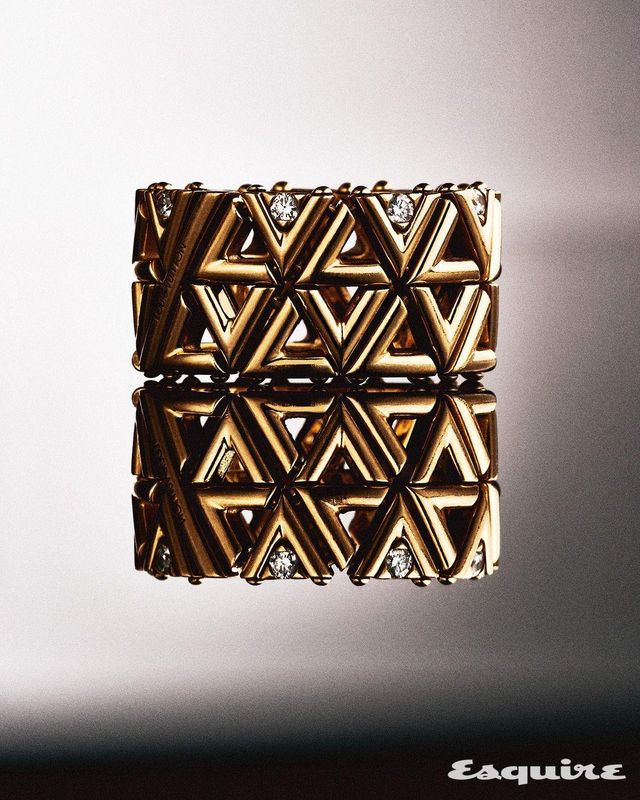 다이아몬드를 세팅한 옐로 골드 볼트 메시 링 루이 비통.