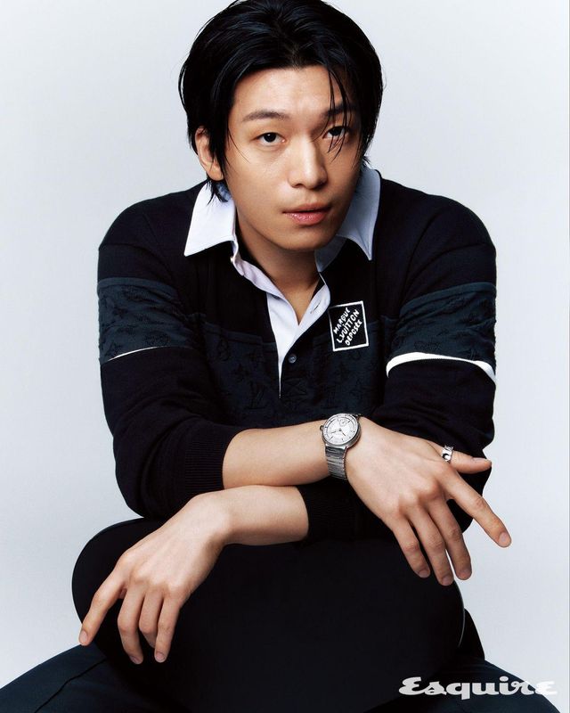 40mm 스틸 케이스와 일체형 브레이슬릿의 땅부르 워치, 화이트 골드 앙프렝뜨 링, 폴로셔츠, 팬츠 모두 루이 비통.