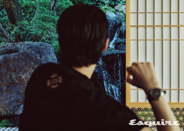 땅부르 타이코 스핀 타임 에어 안티포드 워치, 티셔츠 모두 루이 비통.