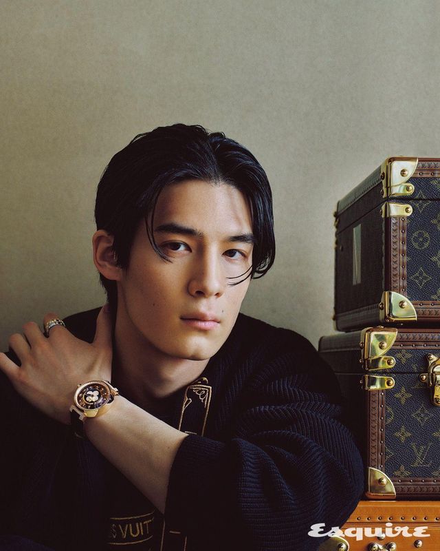 LV89 칼리버를 탑재한 땅부르 스핀 타임 에어 비비엔 워치, 옐로 골드 르 다미에 드 루이 비통 링, 화이트 골드 르 다미에 드 루이 비통 링, 카디건, 티셔츠 모두 루이 비통.