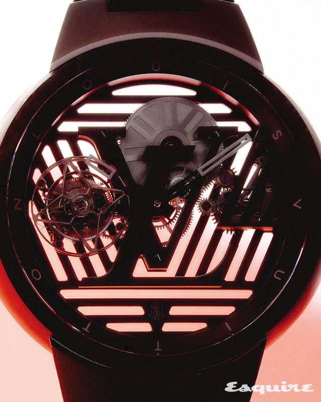 LV 로고를 활용해 오픈워크 세공한 칼리버 LV108이 눈길을 끈다. 46mm 티타늄과 카보스트라툼 케이스의 땅부르 커브 플라잉 투르비용 워치 루이 비통.