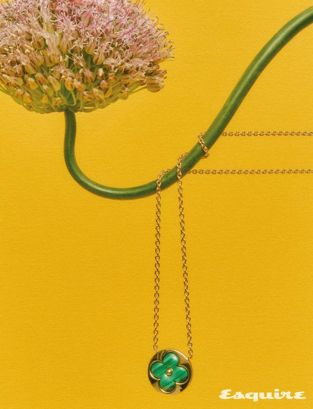 핑크 골드에 말라카이트를 세팅한 컬러 블라썸 M 썬 메달리언 루이 비통.