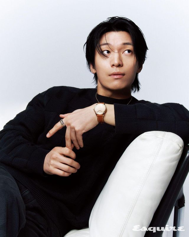 37mm 핑크 골드 케이스의 땅부르 컨버전스 워치, 레이어링한 옐로 골드와 화이트 골드의 르 다미에 드 루이 비통 링, 스웨터, 팬츠 모두 루이 비통.