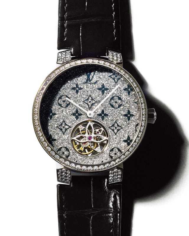 촘촘한 다이아몬드 세팅으로 다이얼의 모노그램 패턴을 표현했다. 6시 방향에 투르비용을 배치한 땅부르 슬림 투르비용 워치 루이 비통.