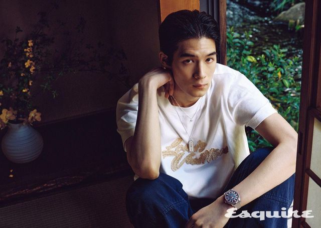 스핀 타임 에어 기술과 월드타임을 결합한 땅부르 타이코 스핀 타임 에어 안티포드 워치, 화이트 골드에 다이아몬드를 세팅한 레 가스통 비통 트렁크 펜던트, 화이트 골드 레 가스통 비통 라지 태그 펜던트, 티셔츠, 팬츠 모두 루이 비통.