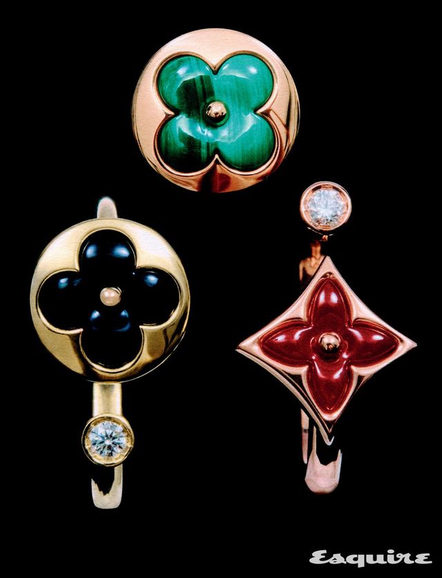 핑크 골드에 말라카이트와 다이아몬드를 세팅한 컬러 블라썸 BB 썬 이어 스터드, 핑크 골드에 카닐리언과 다이아몬드를 세팅한 컬러 블라썸 미니 스타 링, 옐로 골드에 오닉스와 다이아몬드를 세팅한 컬러 블라썸 미니 썬 링 모두 루이 비통.