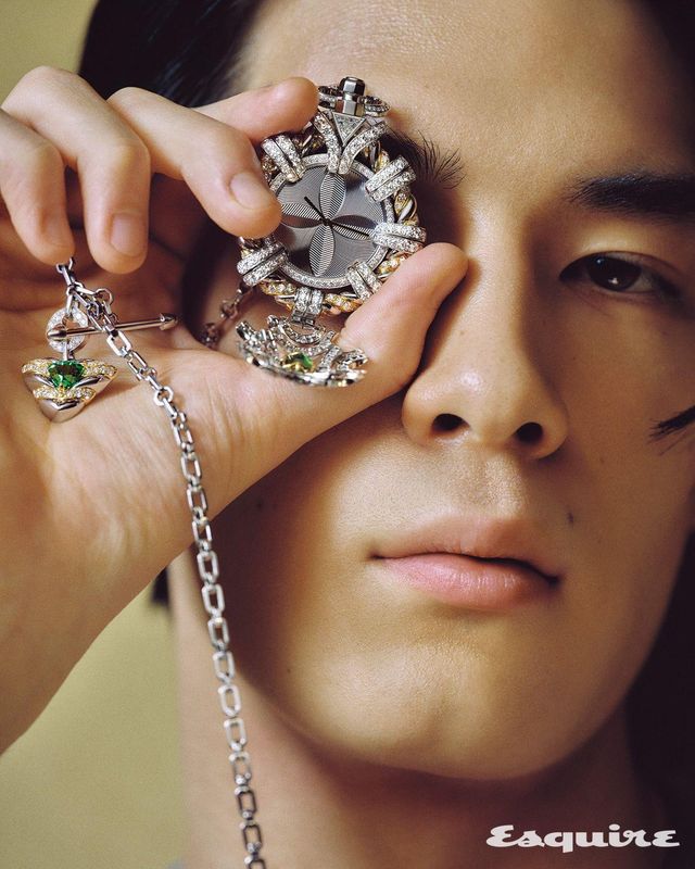 어웨이큰 핸즈, 어웨이큰 마인즈 챕터 || 컬렉션으로 선보인 하이 주얼리 피스 중 하나. 플래티넘과 화이트· 옐로 골드로 정교하게 세공한 케이스에 동아프리카산 비비드-그린 쿠션 컷 차보라이트와 다이아몬드를 세팅했다. 피나미널 포켓 워치 루이 비통.