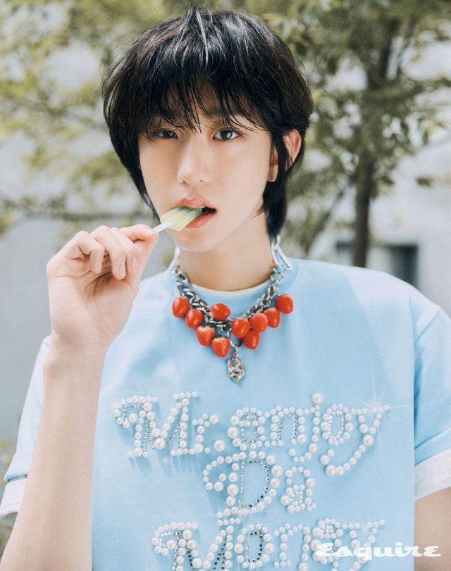 블루 티셔츠 MEDM. 네크리스 초포바 로위나. 이너 티셔츠 스타일리스트 소장품.