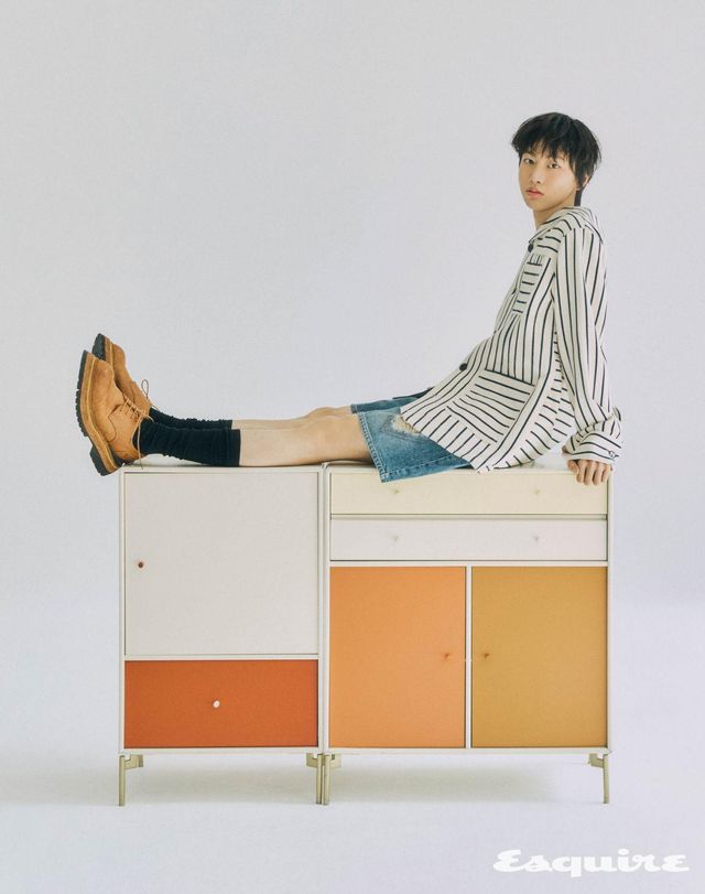 재킷 잉크. 팬츠 더 뮤지엄 비지터. 슈즈 마치스튜디오. 삭스 스타일리스트 소장품.