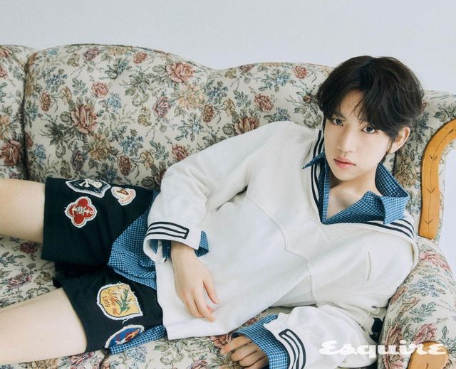 톱, 팬츠 모두 엔초비. 셔츠 STU.