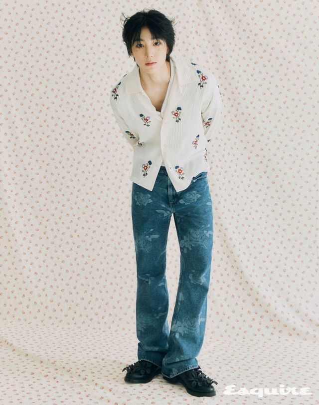 셔츠 보디. 팬츠 어네스트 W. 베이커. 슈즈 프라다.