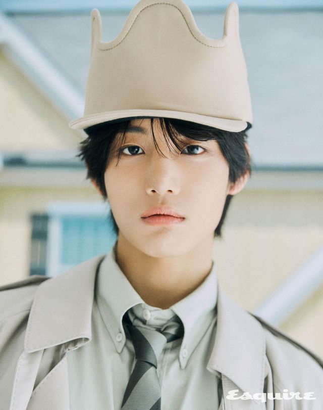 코트, 셔츠, 타이 모두 펜디. 해트 스타일리스트 소장품.