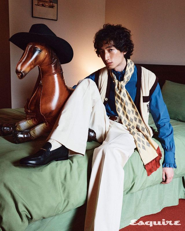 코튼 베스트 210만원, 포플린 셔츠 170만원, 팬츠 170만원, 삭스 49만원 모두 발렌티노. 슬립온 148만원 발렌티노 가라바니. 해트 가격 미정 루이 비통. 벨트, 스카프 모두 가격 미정 셀린느 옴므. 