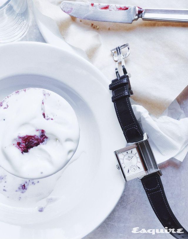 칼리버 854를 탑재해 최대 42시간 파워 리저브를 지원하는 리베르소 트리뷰트 듀오페이스 스몰 세컨드 1980만원 예거 르쿨트르.