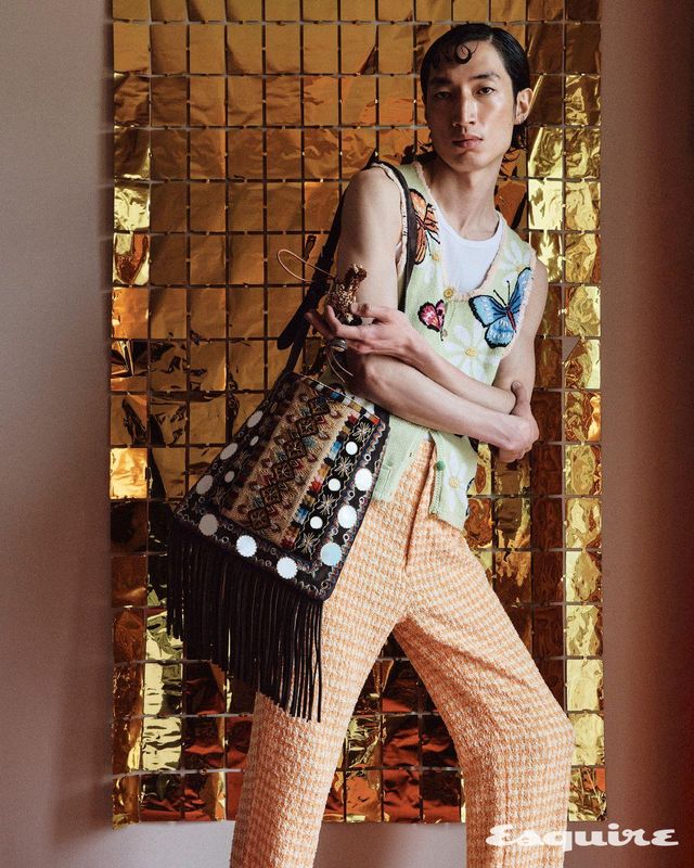 니트 베스트, 체크 팬츠 모두 가격 미정 영앤생. 프린지 메신저백 630만원 발렌티노 가라바니. 링 가격 미정 벨앤누보. 기린 모티브 참 98만원 로에베. 화이트 톱 에디터 소장품.