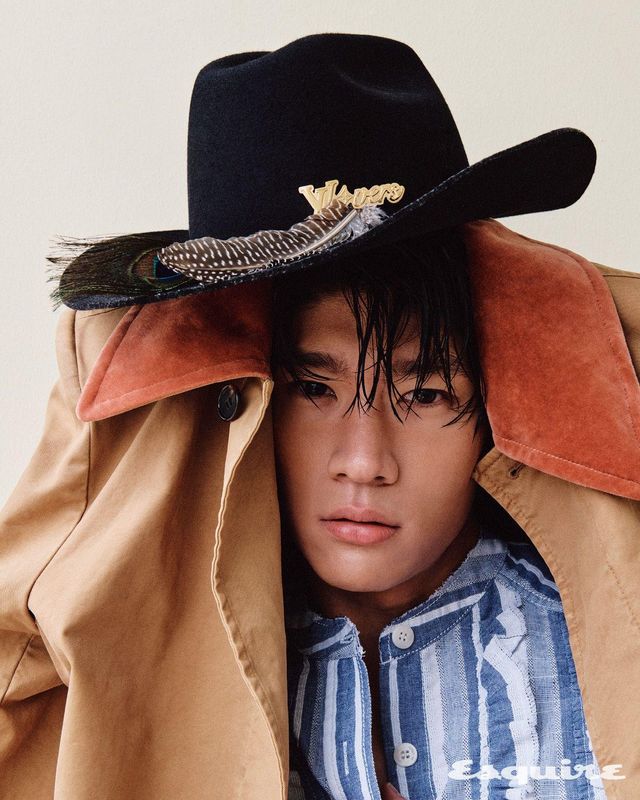 코트 430만원 맥퀸. 러플 셔츠 20만9000원 오픈와이와이. 해트 가격 미정 루이 비통. 