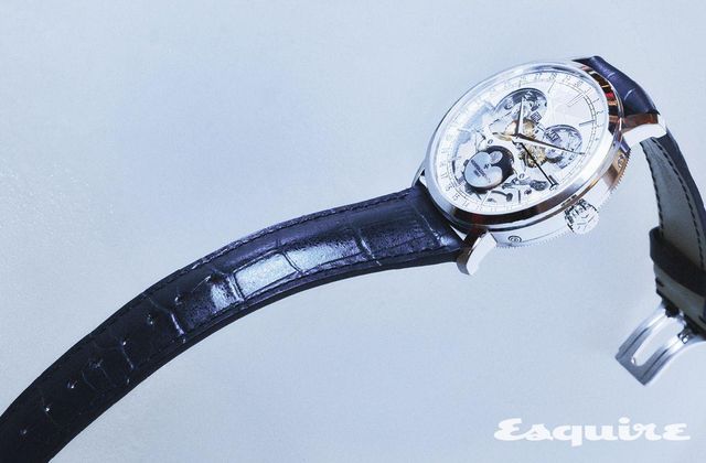 오픈 페이스 다이얼에 말테 크로스 패턴을 새겨 넣은 컴플리트 캘린더 오픈 페이스 1억400만원 바쉐론 콘스탄틴. 